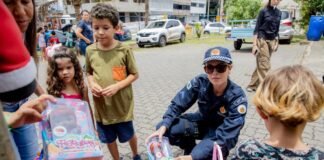 Forças de segurança se unem para distribuir brinquedos e cestas básicas em Brazlândia