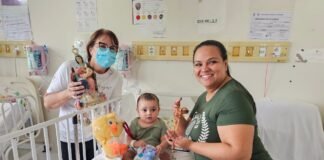 Crianças internadas no Hospital Regional de Santa Maria recebem presentes do projeto Natal Feliz