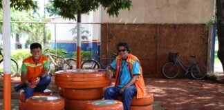 Funcionários do SLU-DF transformam pneus velhos em objetos artísticos