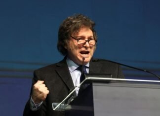 Governo convoca embaixador do Brasil na Argentina após discurso de Milei
