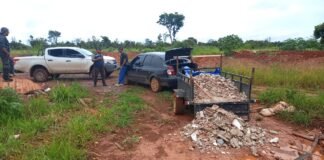 Fiscalização apreende caminhonete e multa homem que descartava entulho em área pública