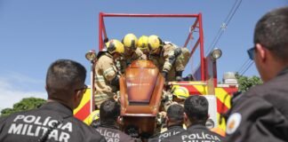 Comoção marca despedida de policial do DF que faleceu durante salvamento de vítimas em incêndio em Maceió