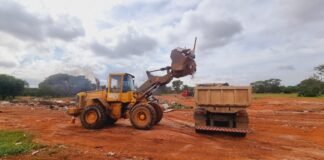 Lixão irregular na Vila Planalto é limpo por equipes do GDF