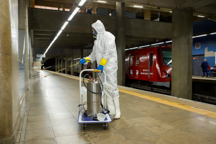 Borrifacao-residual-intradomiciliar-no-metro-DF.-Foto-Jhonatan-Cantarelle-Agencia-Saude-DF-3.jpg