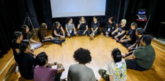 Inclusão em cena: Curso de Libras no teatro capacita intérpretes para atuação artística