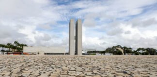 Após reforma, GDF inicia limpeza de pedras portuguesas da Praça dos Três Poderes