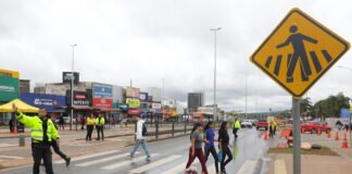 Campanha educativa no centro de Taguatinga reforça a importância do respeito à faixa de pedestres