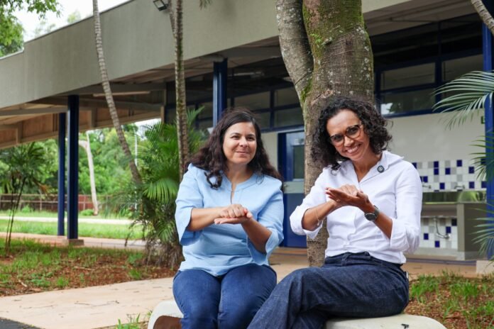 FOTO-2-DIRETORES-CONVERSANDO-EM-LIBRAS-scaled.jpeg
