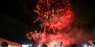 Milhares de pessoas recebem 2025 em grande festa na Esplanada