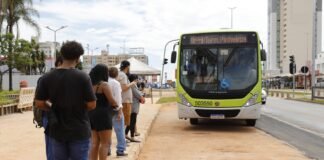 Nova baia para ônibus e trecho em calçadas são liberados na Praça do Relógio