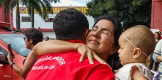 Bombeiros do DF enviados para missão no Rio Tocantins são recebidos por familiares na volta para casa