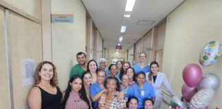 Paciente renal crônica se emociona ao receber chá de fraldas surpresa