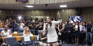 Câmara de SP tem confusão após vereadora exaltar Bolsonaro