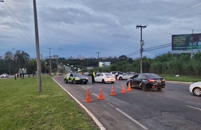 10.2.-Blitz-fim-de-semana.-Fiscalizacaodetran2-e1739191181940.jpeg