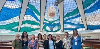 Assistente social leva grupo de mulheres para fazer turismo em Brasília