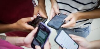 Divulgado guia para orientar escolas sobre uso consciente de celulares