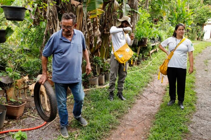 Acao-de-combate-a-dengue-no-Varjao.-Foto-Jhonatan-Cantarelle-Agencia-Saude-DF-3.jpg
