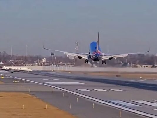Por um triz: Boeing 737 arremete para evitar colisão nos EUA.