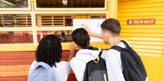 Cerca de 470 mil estudantes voltaram às aulas na rede pública do DF nesta segunda (10)