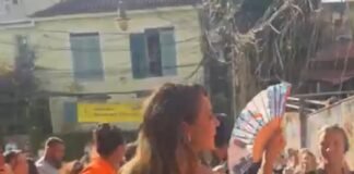 Paolla Oliveira anda de moto em bloco no Rio de Janeiro