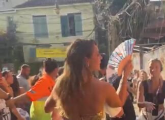 Paolla Oliveira anda de moto em bloco no Rio de Janeiro