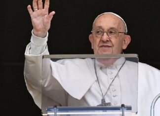 Papa Francisco permanece internado por quarto dia seguido