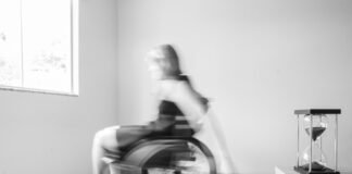 Além da Ataxia: Exposição traz autorretratos e intervenções urbanas sobre doença rara