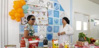 Frequentadores dos restaurantes comunitários aprendem sobre a importância de evitar alimentos industrializados