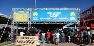 Em clima de Carnaval, GDF Mais Perto do Cidadão leva serviços públicos à Estrutural
