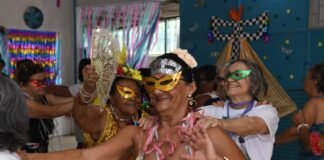 Viver 60+: Bailinho de Carnaval reúne mais de 100 pessoas idosas em Sobradinho