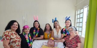 Pacientes acamados recebem visita domiciliar em clima de Carnaval