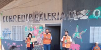 Catadores de recicláveis passam por capacitação para reduzir riscos com materiais cortantes e perigosos