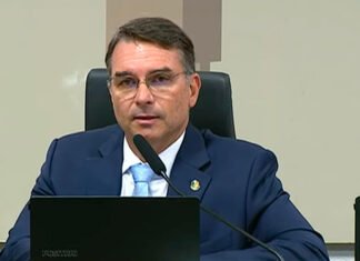 Flávio Bolsonaro (PL) cobra CPI do Banco Master após operação contra Ciro Nogueira