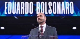 Eduardo Bolsonaro anuncia licença e permanência nos EUA