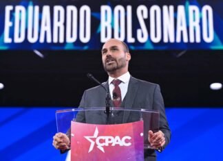 Eduardo Bolsonaro anuncia licença e permanência nos EUA