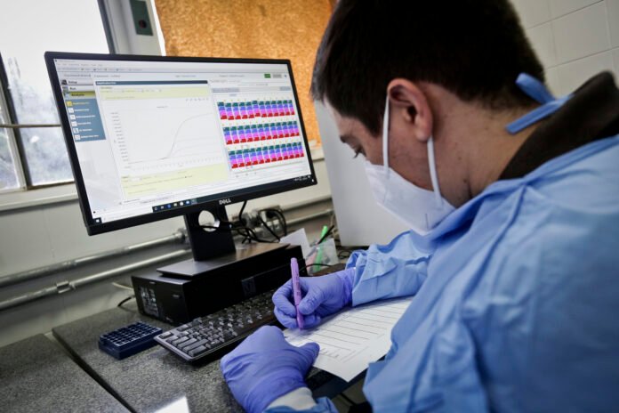 A-analise-laboratorial-de-exames-coletados-e-uma-das-ferramentas-de-monitoramento-epidemiologico.-Foto-Breno-Esaki-Arquivo-Agencia-Saude-DF.jpg