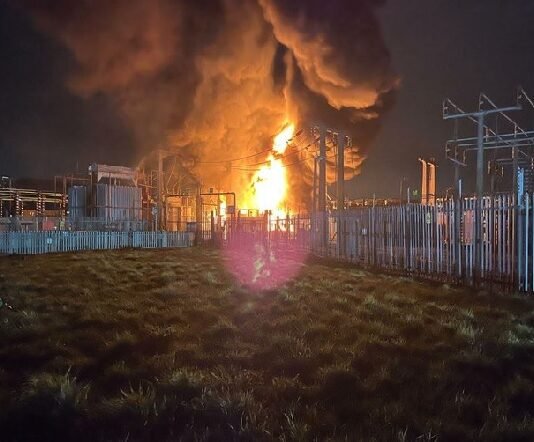 Aeroporto de Londres anuncia fechamento após incêndio em estação de energia