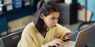 Movimento #Conectadas oferece oficina de programação para alunas de escolas públicas