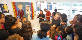 Estudantes com deficiência auditiva visitam exposição de artista surdo