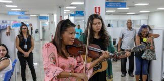 Violonista faz serenata em agradecimento ao atendimento dos profissionais do Na Hora