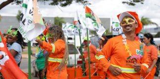 Em dia de folga, garis caem na folia no bloco Vassourinhas de Brasília