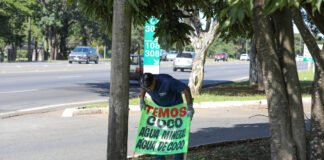 Ações de fiscalização coíbem instalação de faixas de publicidade irregulares no DF
