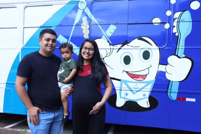 Essa-acao-de-saude-bucal-veio-em-boa-hora-porque-quero-que-o-meu-filho-aprenda-a-escovar-os-dentes-corretamente-desde-pequenininho-conta-Hellen-Karolynne-FOTO-SANDRO-ARAUJO.jpg