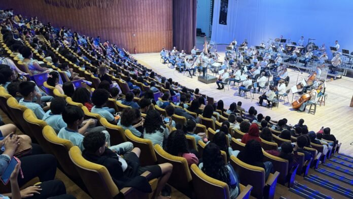 Estudantes-vivenciam-experiencia-musical-com-a-Orquestra-Sinfonica-do-Teatro-Nacional-foto-capa-scaled.jpg