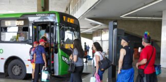 Transporte gratuito e segurança reforçada: Carnaval do DF levou 700 mil pessoas às ruas