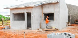 Programa concederá até R$ 15 mil a desabrigados para compra de material de construção