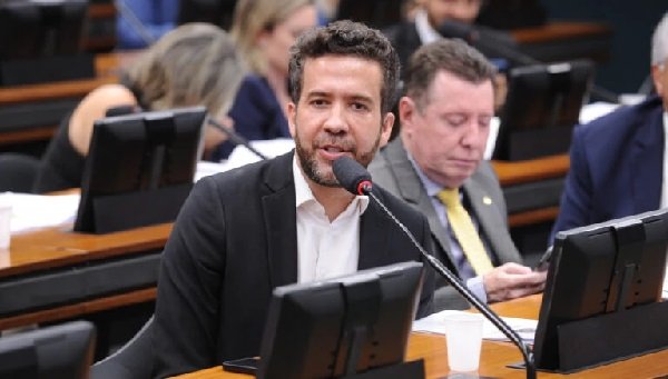 Fux valida acordo entre PGR e Janones sobre rachadinha