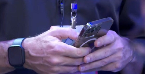 Governo vai enviar notificações via WhatsApp para recuperar celular roubado