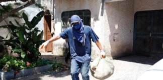 Força-tarefa retira toneladas de entulho de uma casa e oferece suporte em saúde mental