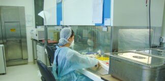 Lacen-DF recebe certificação por excelência em exames laboratoriais